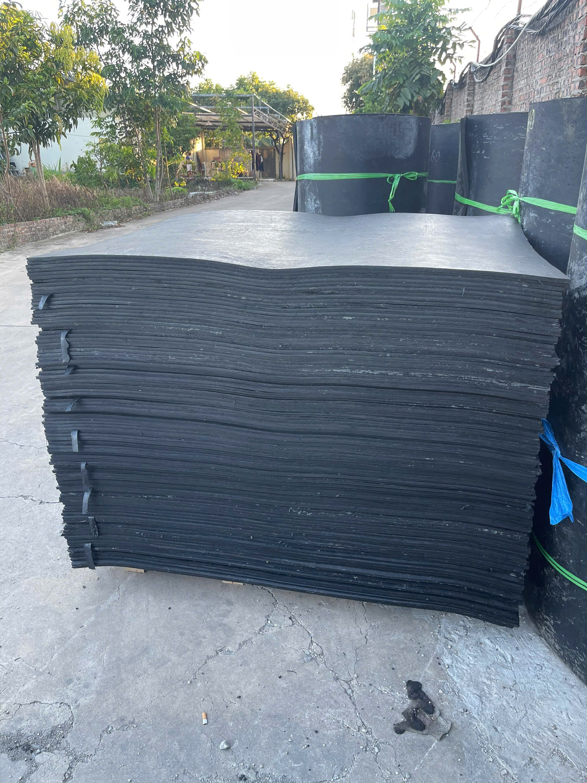 Tấm cao su trải sàn( mặt phẳng, chấm bi, quản trám)
