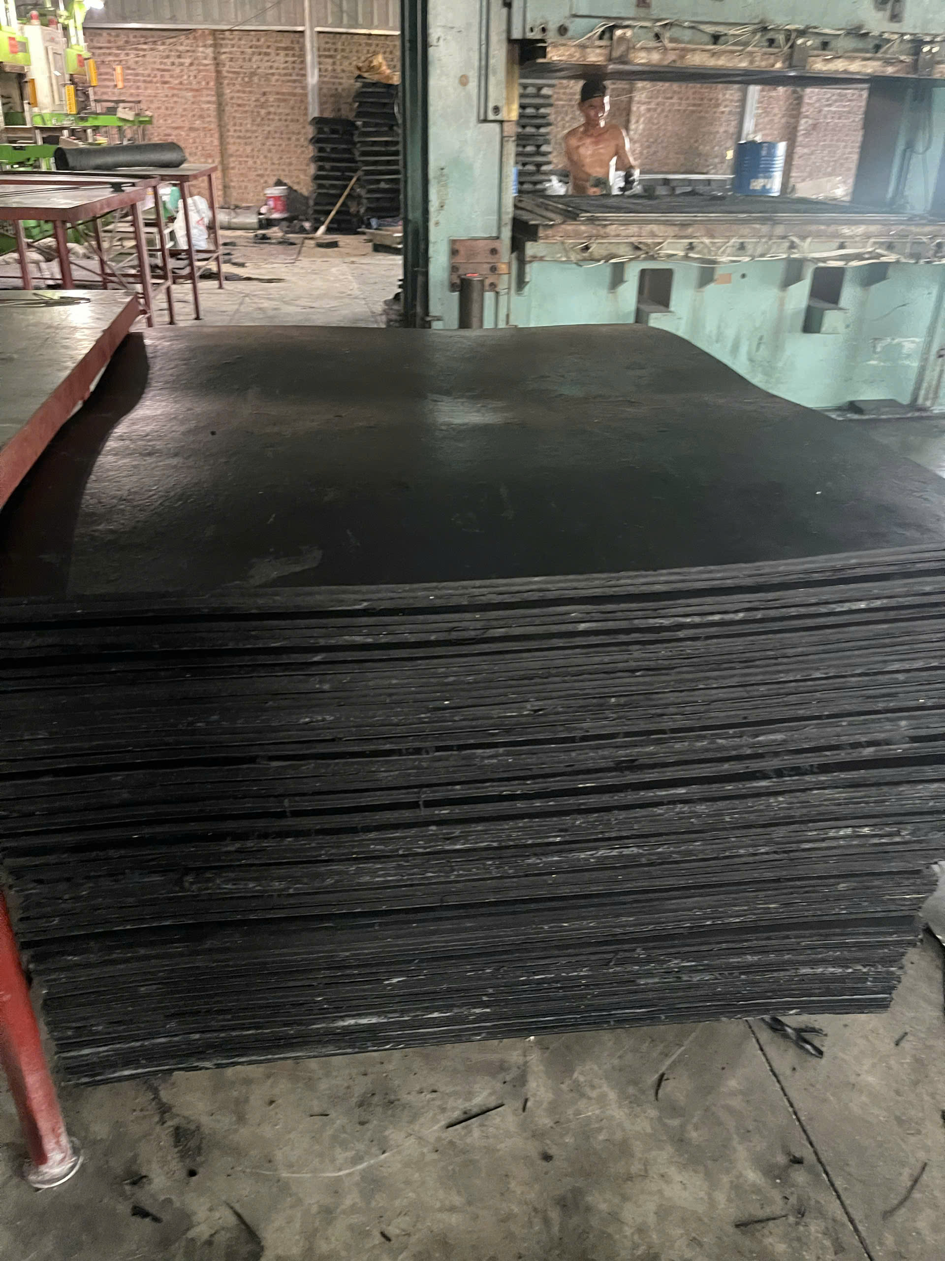 Tấm cao su trải sàn( mặt phẳng, chấm bi, quản trám)