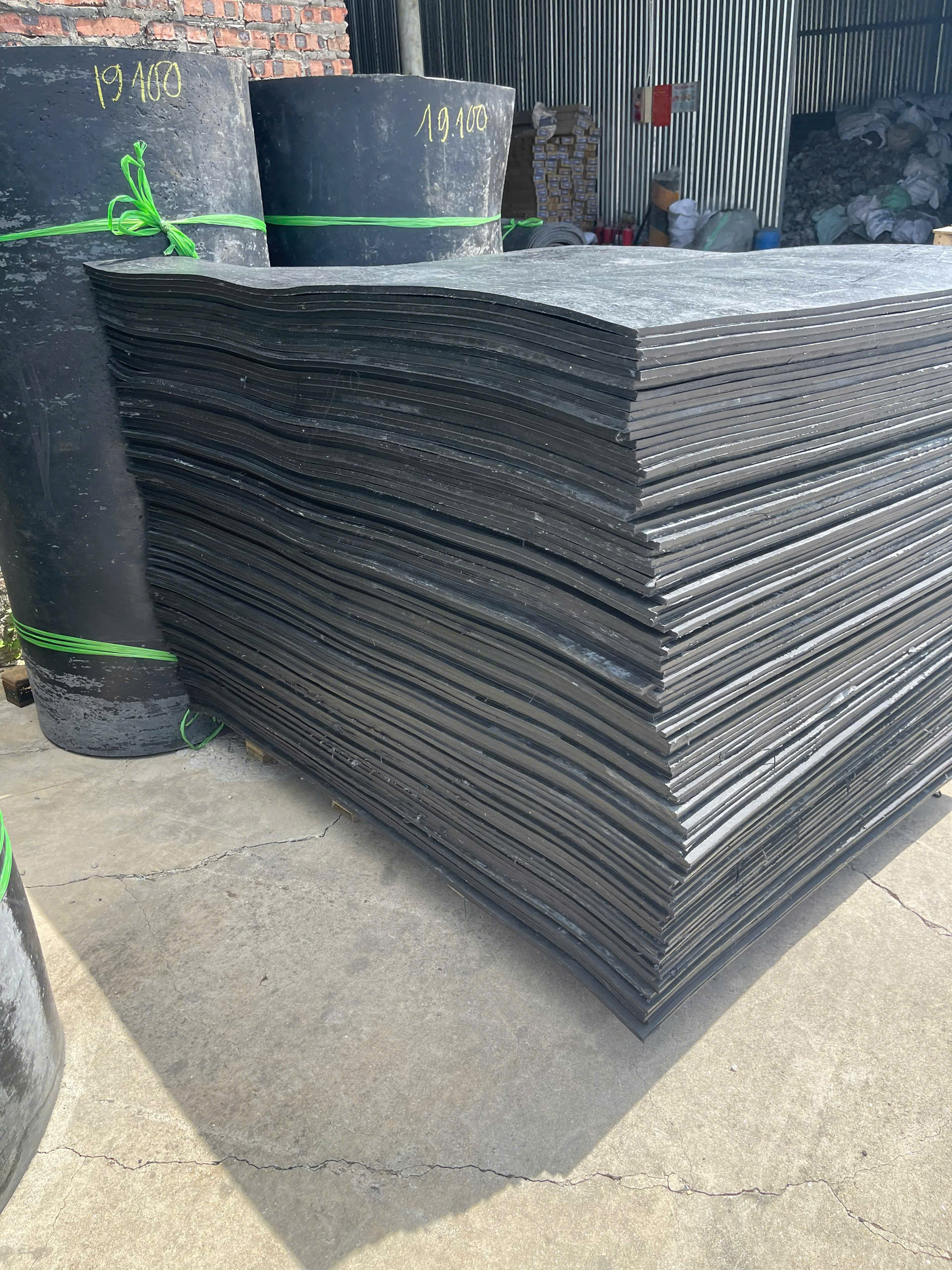 Tấm cao su trải sàn( mặt phẳng, chấm bi, quản trám)